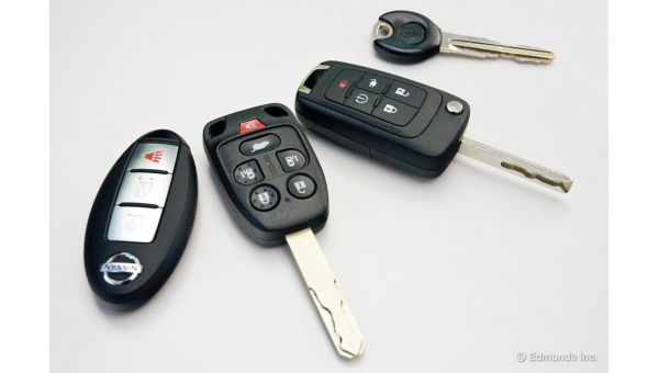 ¿Cuál es el proceso habitual para pedir y recibir llaves de coche de repuesto de un fabricante de llaves de coche?